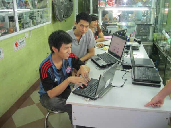 Người Dùng Nên Thận Trọng Trước Khi Mua Một Chiếc Laptop Cũ. Ảnh: Genk